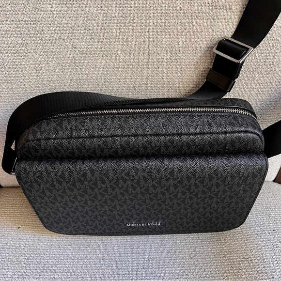 Michael Kors Black Cooper Logo Camera Bag - Picture 5 of 14